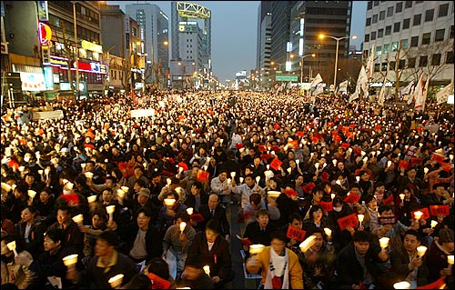 13일 저녁 6시부터 노무현 대통령 탄핵반대 촛불시위가 광화문 네거리 교보빌딩에서 종각 네거리까지 촘촘하게 가득 메운 채 진행되고 있다. 